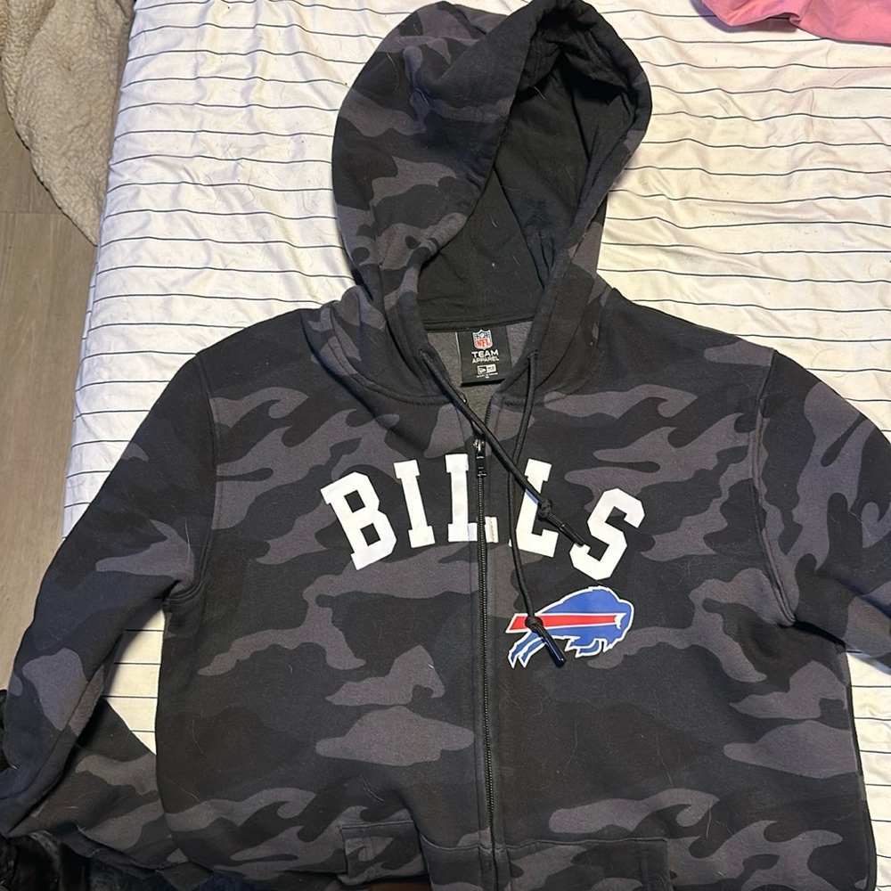 New Era Women’s camo zip hoodie size M